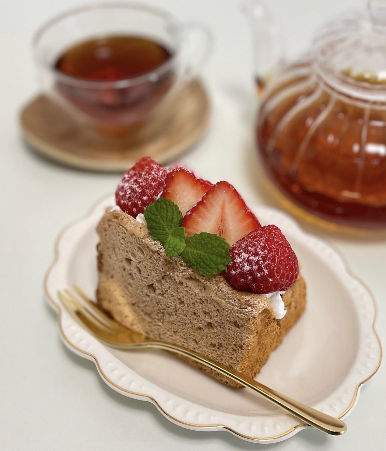 ふんわりカフェのいちごシフォンと紅茶